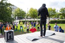 Metalyoga och kundvagnrace