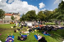 Metalyoga och kundvagnrace