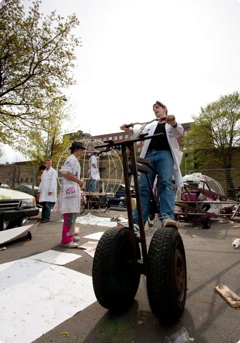 Cortègen: Byggdag 8